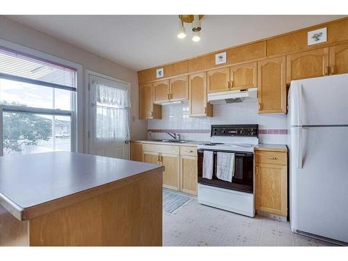 18 Poplar Crescent, Springbrook, AB - Indoor Photo Showing Kitchen With Double Sink