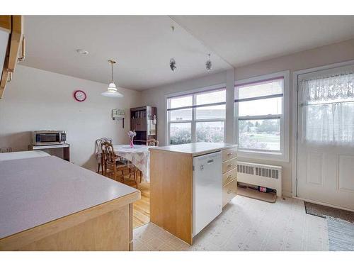 18 Poplar Crescent, Springbrook, AB - Indoor Photo Showing Kitchen