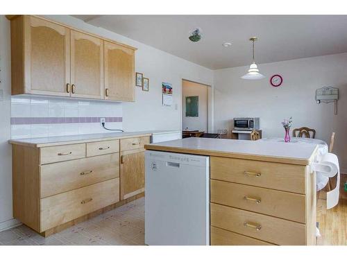 18 Poplar Crescent, Springbrook, AB - Indoor Photo Showing Kitchen