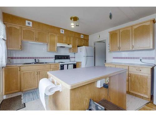 18 Poplar Crescent, Springbrook, AB - Indoor Photo Showing Kitchen With Double Sink