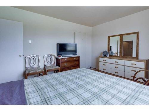 18 Poplar Crescent, Springbrook, AB - Indoor Photo Showing Bedroom