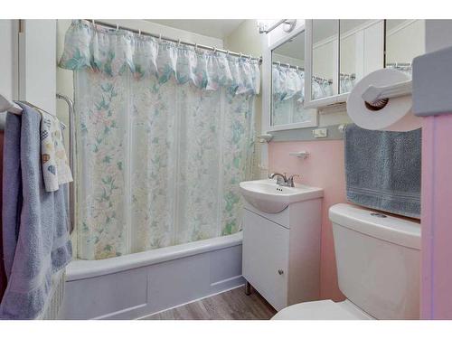 18 Poplar Crescent, Springbrook, AB - Indoor Photo Showing Bathroom