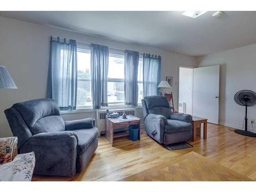 18 Poplar Crescent, Springbrook, AB - Indoor Photo Showing Living Room