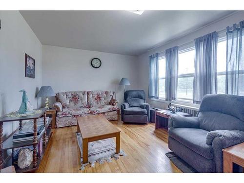 18 Poplar Crescent, Springbrook, AB - Indoor Photo Showing Living Room