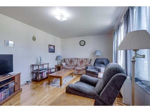 18 Poplar Crescent, Springbrook, AB - Indoor Photo Showing Living Room