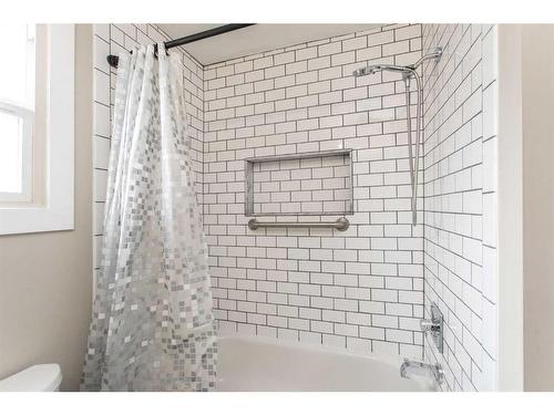 284 Cornett Drive, Red Deer, AB - Indoor Photo Showing Bathroom