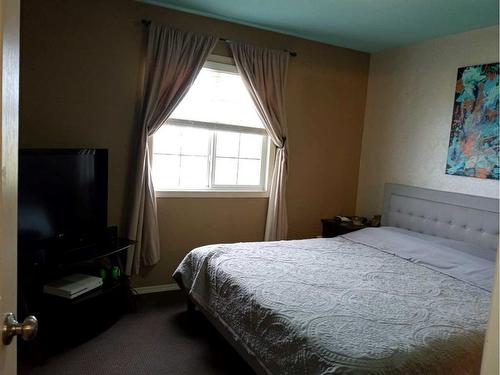 11501 77 Avenue, Grande Prairie, AB - Indoor Photo Showing Bedroom