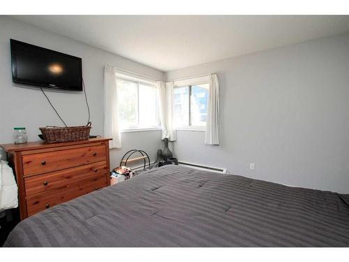 172-5140 62 Street, Red Deer, AB - Indoor Photo Showing Bedroom