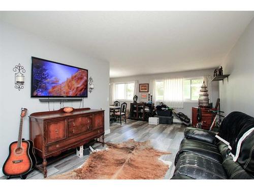 172-5140 62 Street, Red Deer, AB - Indoor Photo Showing Living Room