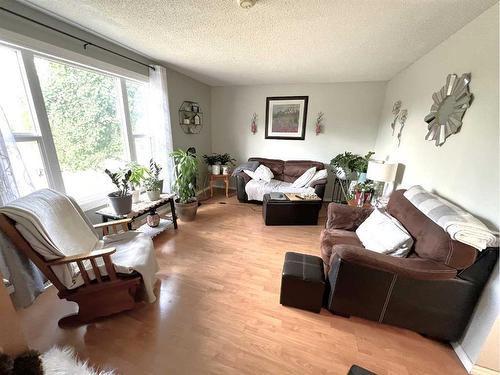 269 Overdown Drive, Red Deer, AB - Indoor Photo Showing Living Room
