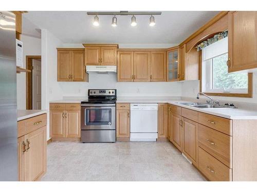 11 Westin Place, Sylvan Lake, AB - Indoor Photo Showing Kitchen With Double Sink