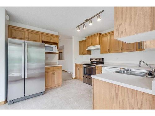 11 Westin Place, Sylvan Lake, AB - Indoor Photo Showing Kitchen With Double Sink