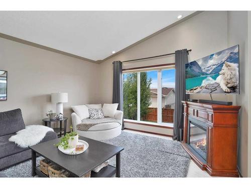 124 Ireland Crescent, Red Deer, AB - Indoor Photo Showing Living Room