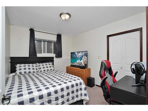 124 Ireland Crescent, Red Deer, AB - Indoor Photo Showing Bedroom