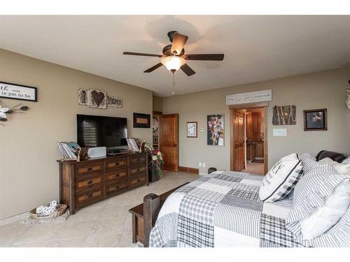38423 Range Road 282, Rural Red Deer County, AB - Indoor Photo Showing Bedroom