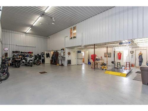 38423 Range Road 282, Rural Red Deer County, AB - Indoor Photo Showing Garage