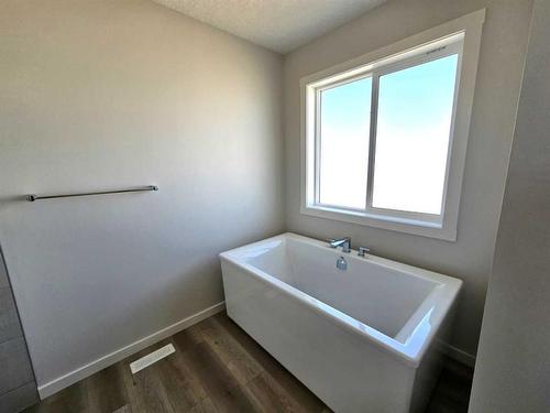 36 Key Cove Sw, Airdrie, AB - Indoor Photo Showing Bathroom