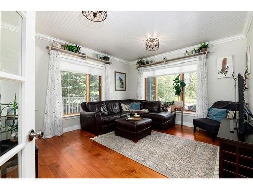 85-37411 Waskasoo Avenue, Rural Red Deer County, AB - Indoor Photo Showing Living Room