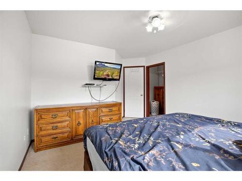 32 Fern Glade Crescent, Sylvan Lake, AB - Indoor Photo Showing Bedroom
