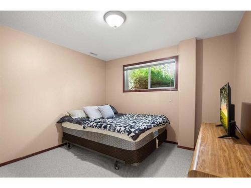 32 Fern Glade Crescent, Sylvan Lake, AB - Indoor Photo Showing Bedroom