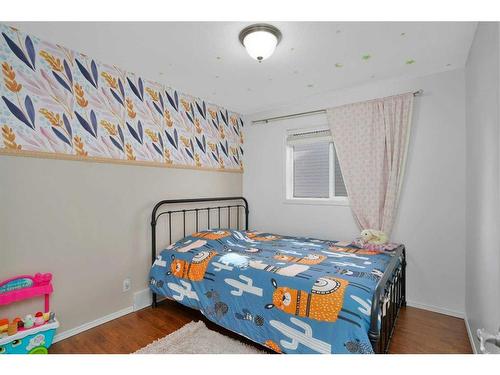 46 Westwood Crescent, Sylvan Lake, AB - Indoor Photo Showing Bedroom