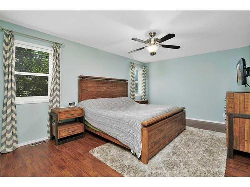 46 Westwood Crescent, Sylvan Lake, AB - Indoor Photo Showing Bedroom