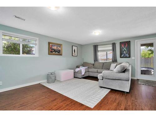 46 Westwood Crescent, Sylvan Lake, AB - Indoor Photo Showing Living Room