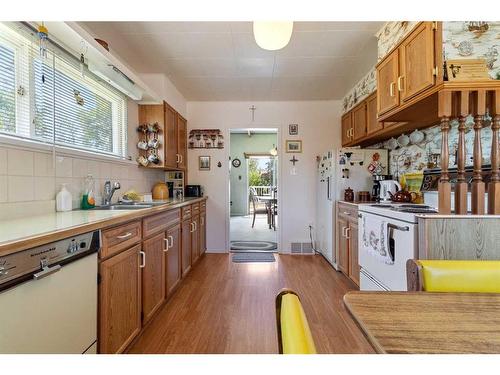 2302 19 Street, Delburne, AB - Indoor Photo Showing Kitchen With Double Sink