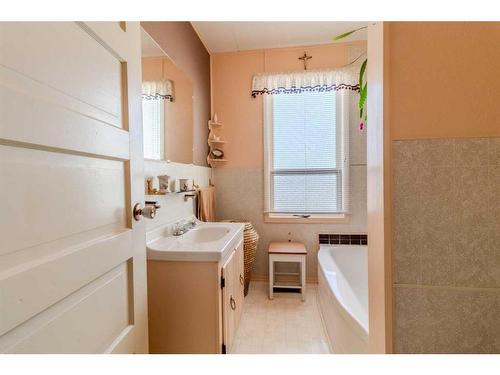 2302 19 Street, Delburne, AB - Indoor Photo Showing Laundry Room