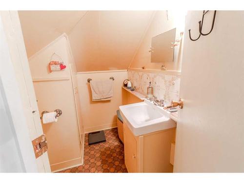 2302 19 Street, Delburne, AB - Indoor Photo Showing Bathroom