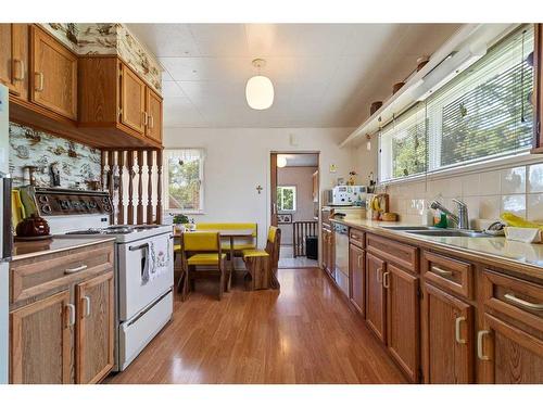 2302 19 Street, Delburne, AB - Indoor Photo Showing Kitchen With Double Sink