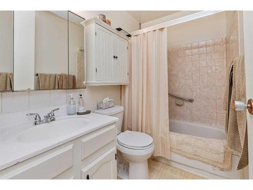 10 Mclevin Crescent, Red Deer, AB - Indoor Photo Showing Bathroom