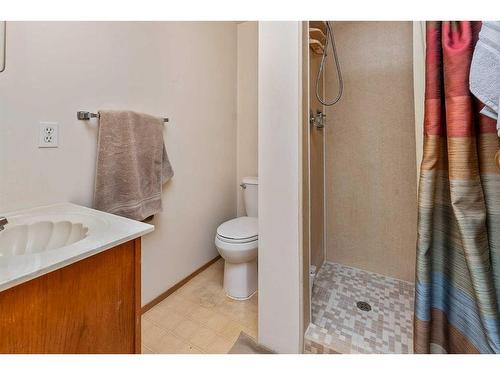10 Mclevin Crescent, Red Deer, AB - Indoor Photo Showing Bathroom