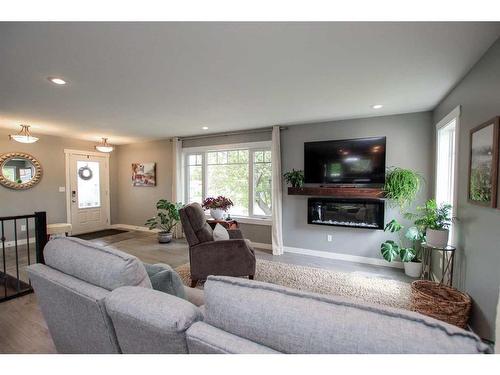 5818 41 Street Crescent, Red Deer, AB - Indoor Photo Showing Living Room