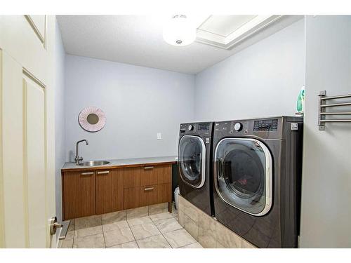 115 Issard Close, Red Deer, AB - Indoor Photo Showing Laundry Room