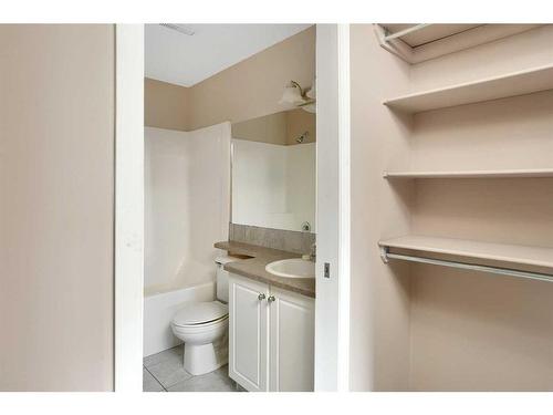 203-5220 50A Avenue, Sylvan Lake, AB - Indoor Photo Showing Bathroom