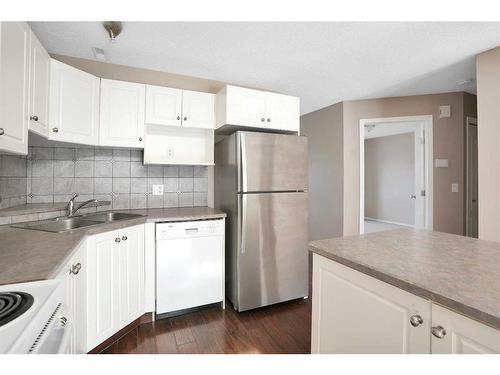 203-5220 50A Avenue, Sylvan Lake, AB - Indoor Photo Showing Kitchen With Double Sink