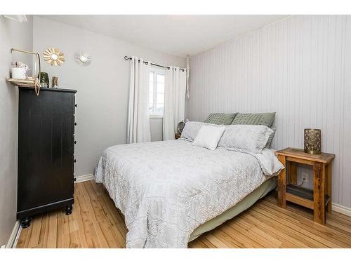 45 Firdale Court, Sylvan Lake, AB - Indoor Photo Showing Bedroom