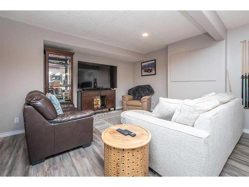 45 Firdale Court, Sylvan Lake, AB - Indoor Photo Showing Living Room