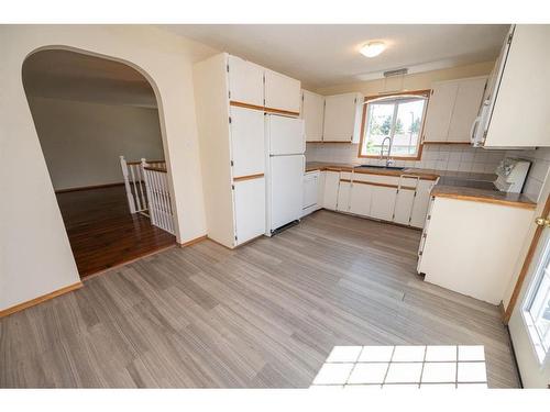 2 Griffiths Avenue, Red Deer, AB - Indoor Photo Showing Kitchen