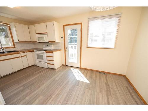 2 Griffiths Avenue, Red Deer, AB - Indoor Photo Showing Kitchen