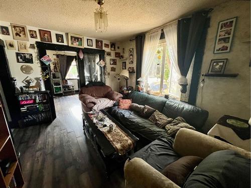 5519 47A Avenue, Red Deer, AB - Indoor Photo Showing Living Room