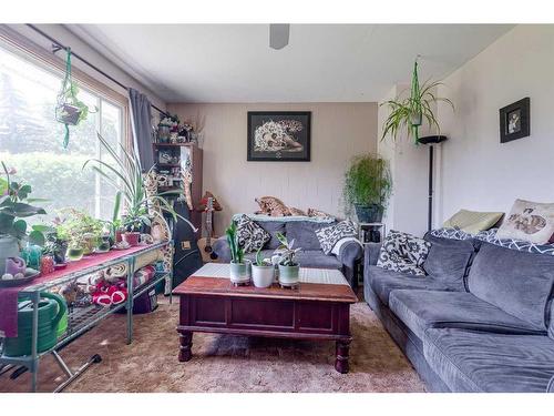 5438 39 Street, Red Deer, AB - Indoor Photo Showing Living Room