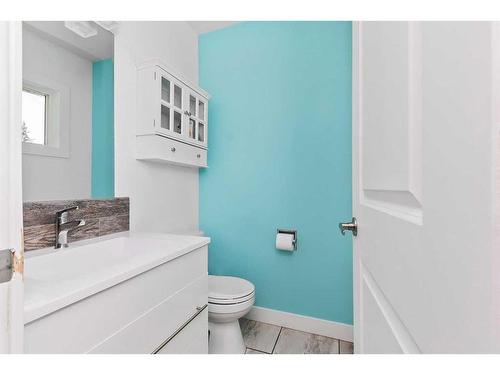 5 Mccune Avenue, Red Deer, AB - Indoor Photo Showing Bathroom