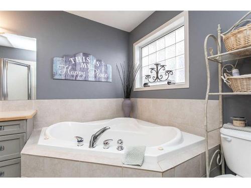 73-27121 Township Road 402, Rural Lacombe County, AB - Indoor Photo Showing Bathroom