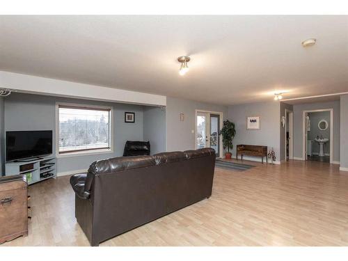 73-27121 Township Road 402, Rural Lacombe County, AB - Indoor Photo Showing Living Room