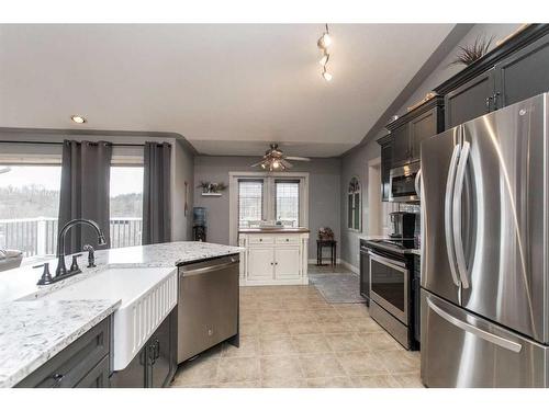 73-27121 Township Road 402, Rural Lacombe County, AB - Indoor Photo Showing Kitchen