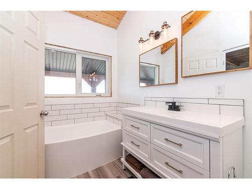 23307 394 Township Ne, Rural Lacombe County, AB - Indoor Photo Showing Bathroom