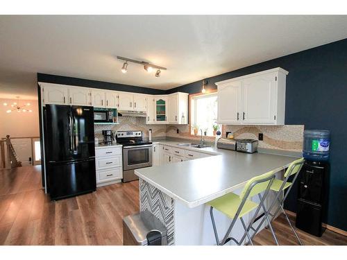 93 O'Brien Crescent, Red Deer, AB - Indoor Photo Showing Kitchen With Double Sink