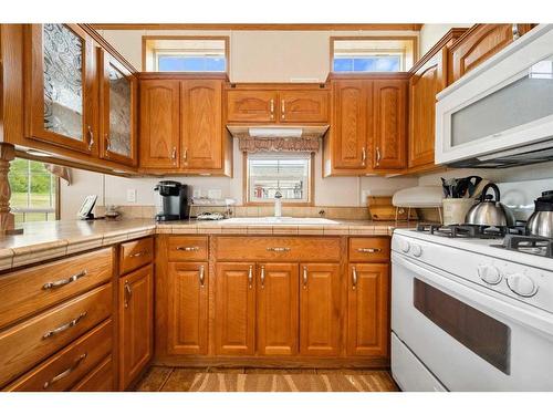 3025-25074 South Pine Lake Road, Rural Red Deer County, AB - Indoor Photo Showing Kitchen